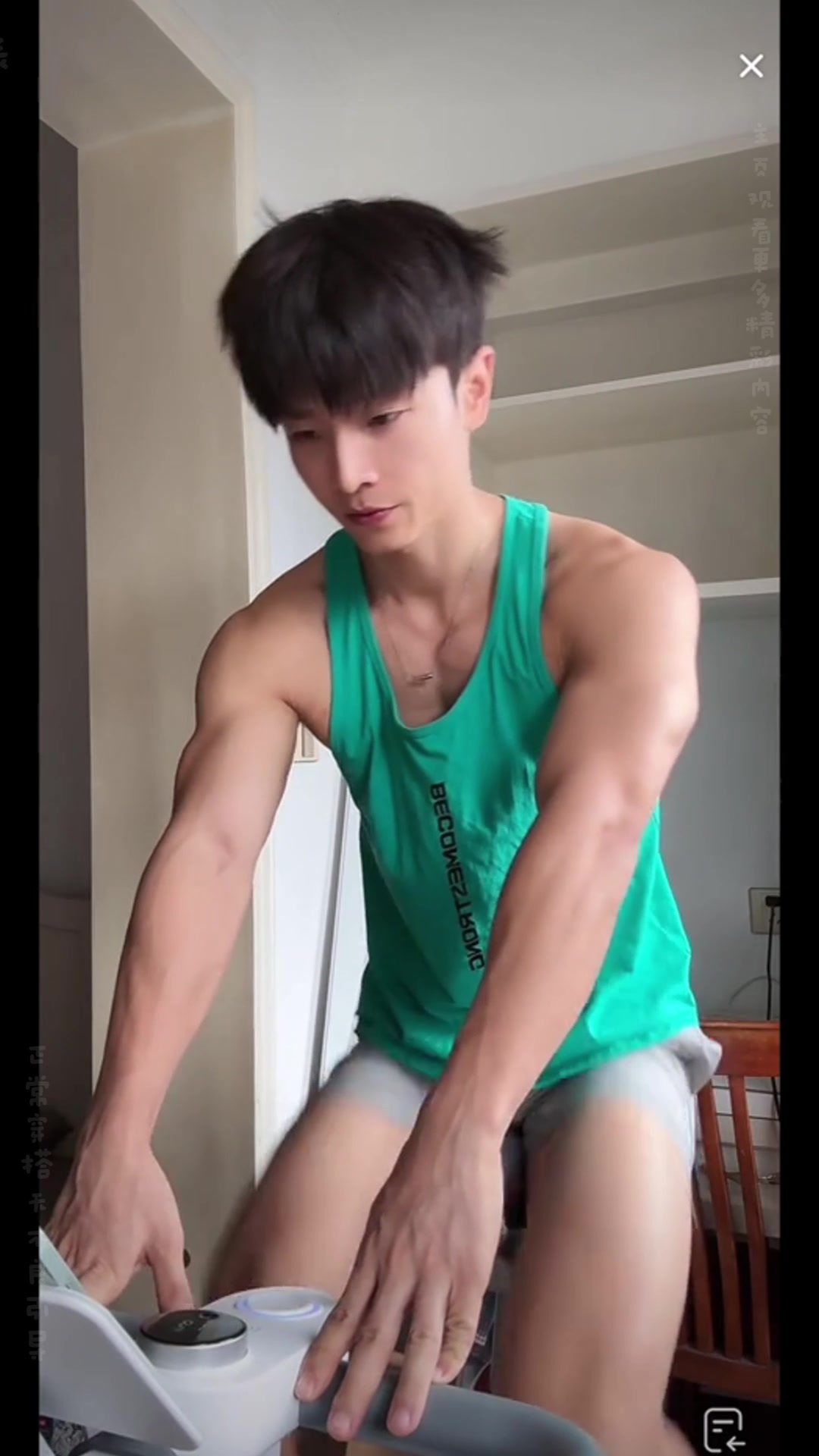 爱自拍有型肌肉男,倒三角身材,二十好几不找女友,爱练臀还臭美