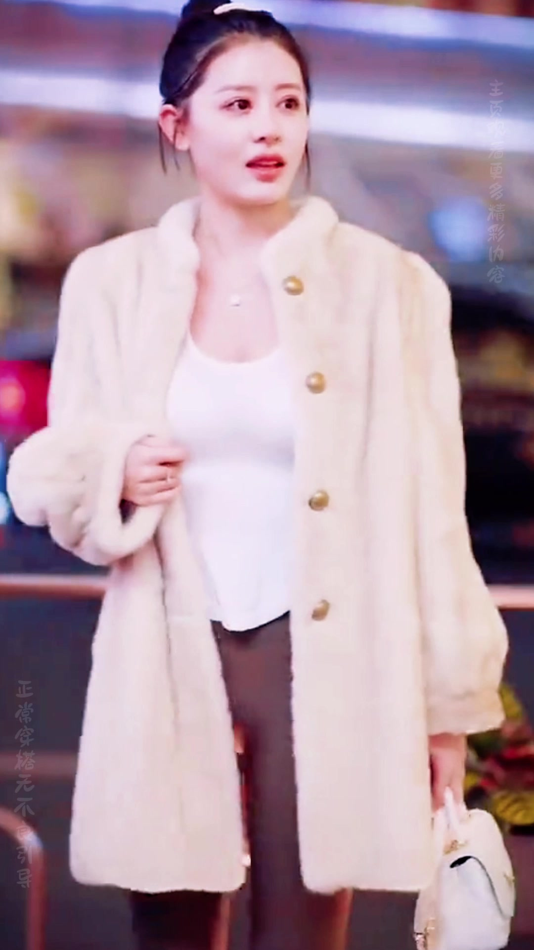 这样的美女感觉如何,你觉得身材好不好?真担心被戴帽子