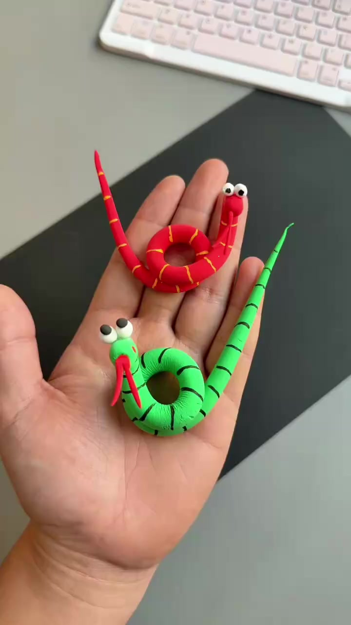 教孩子用粘土制作可爱小蛇的简单方法