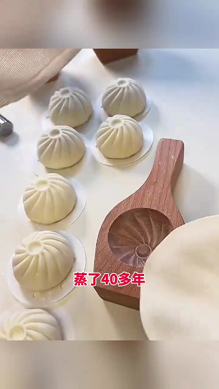 包子新奇包装技艺:40年蒸包子见奇观,个个如双胞胎般完美