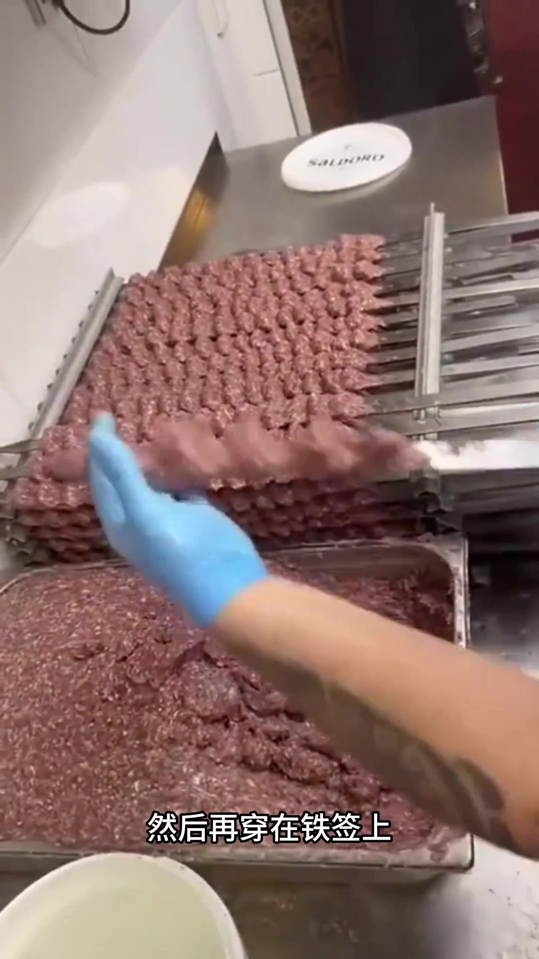 简易牛肉串制作法:手抓牛肉泥穿签,纹路成烧烤美味!