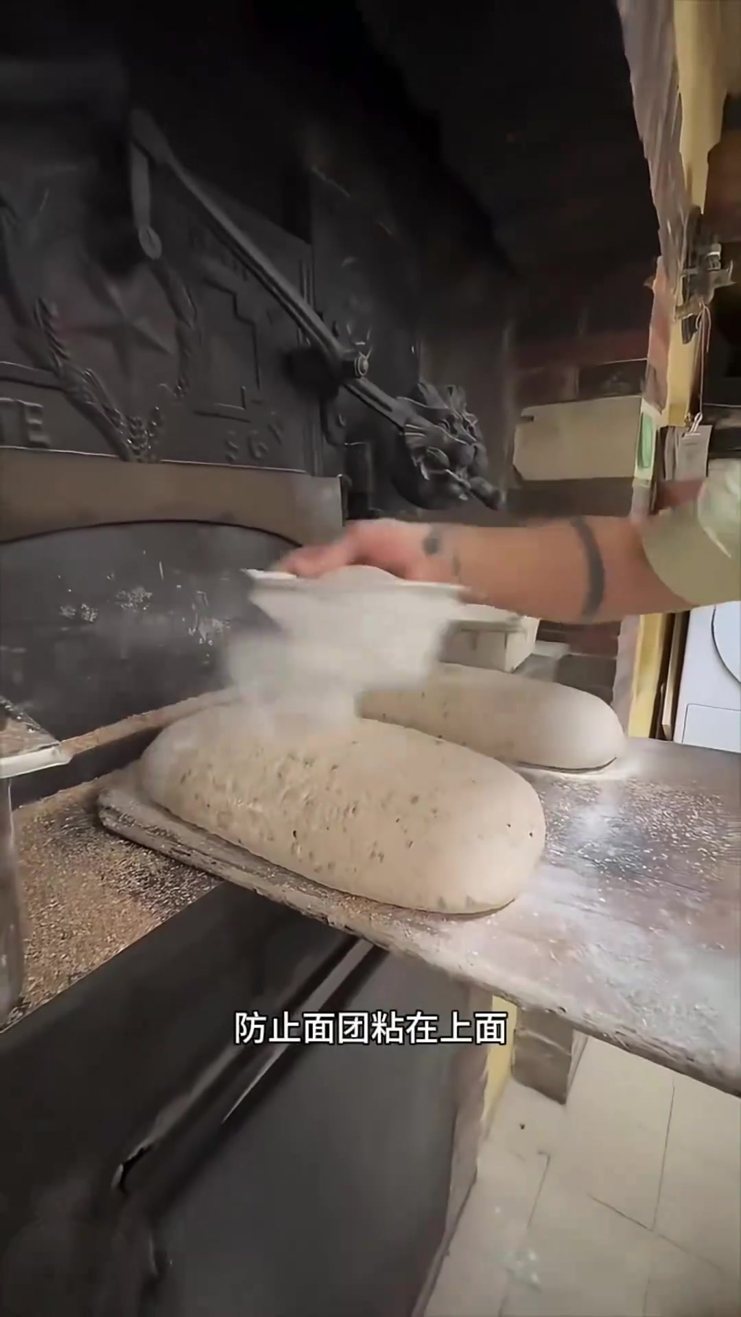 外国男子正在制作烤面包