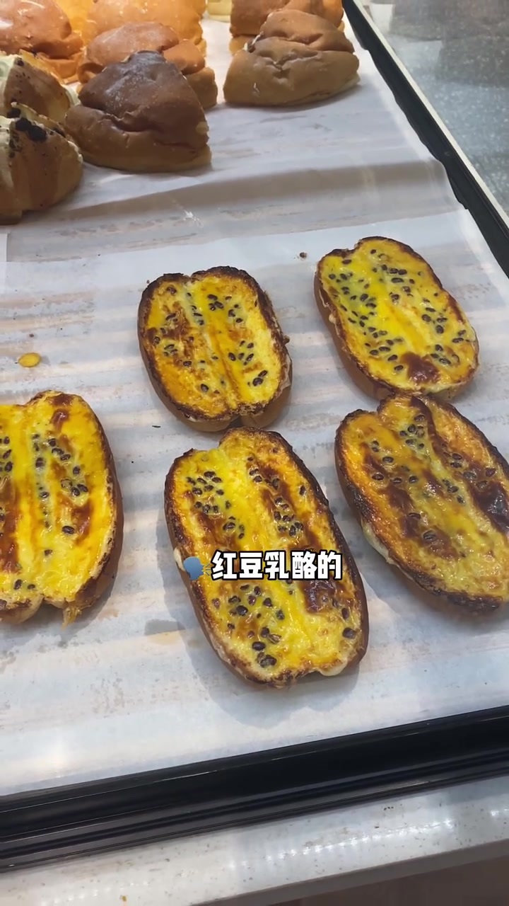 济南炒焖饼出乎意料的好吃 香肠也很中意 鸡肉丸 鸡肉串 面包