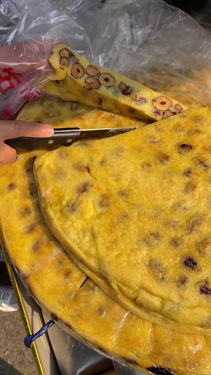 济南小吃街上的烤鸡腿吃起来真的很香 粘米糕糯叽叽