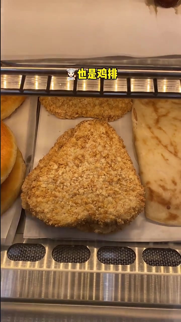 济南便利店的藤椒鸡排好好吃 黑胡椒烤肠咬下去流汁 鳗鱼饭团