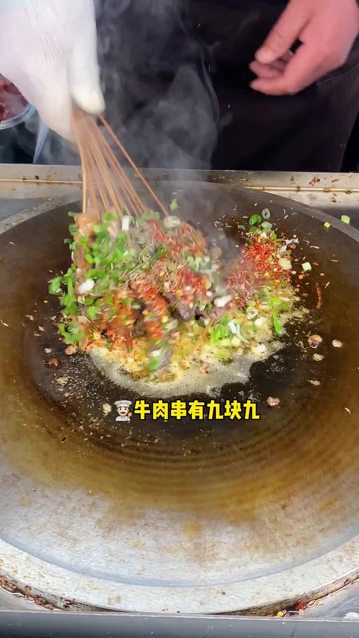济南铁板牛肉串第一次吃就惊艳到我了 小吃摊上的米线嗦起来太安