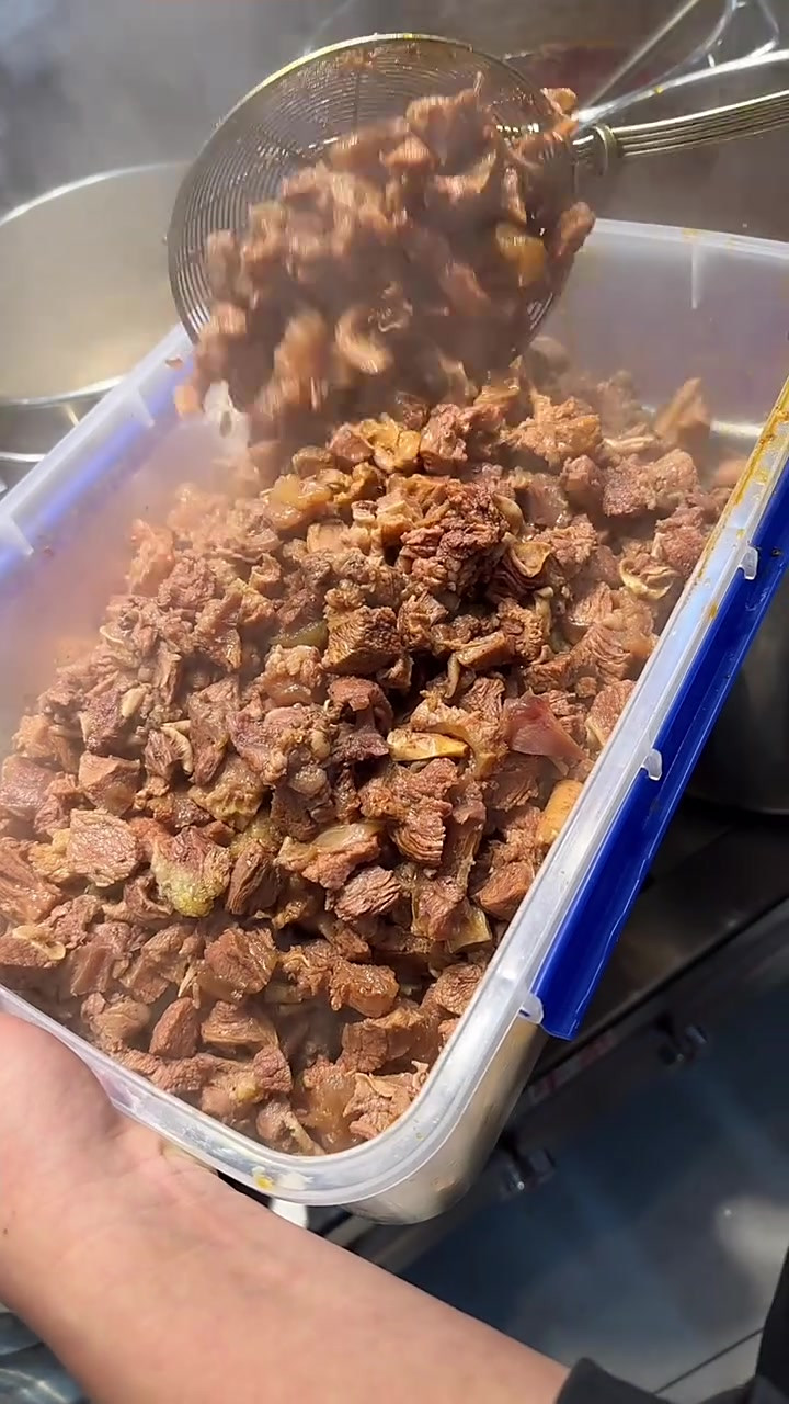 来到乐山一定要吃爆辣的鲜烧牛肉,冬天吃着太暖和了