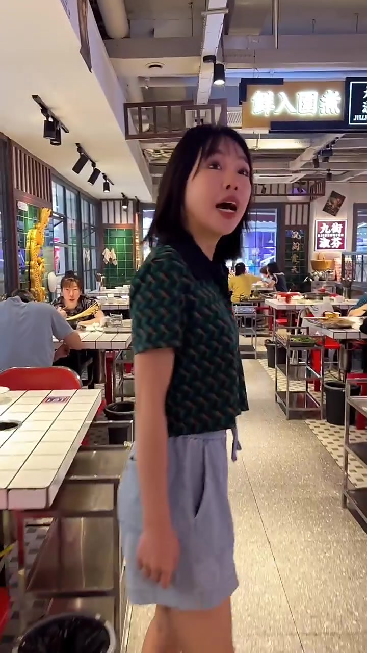 重庆爆辣串串香,裹满辣油的青菜吃完瞬间上头