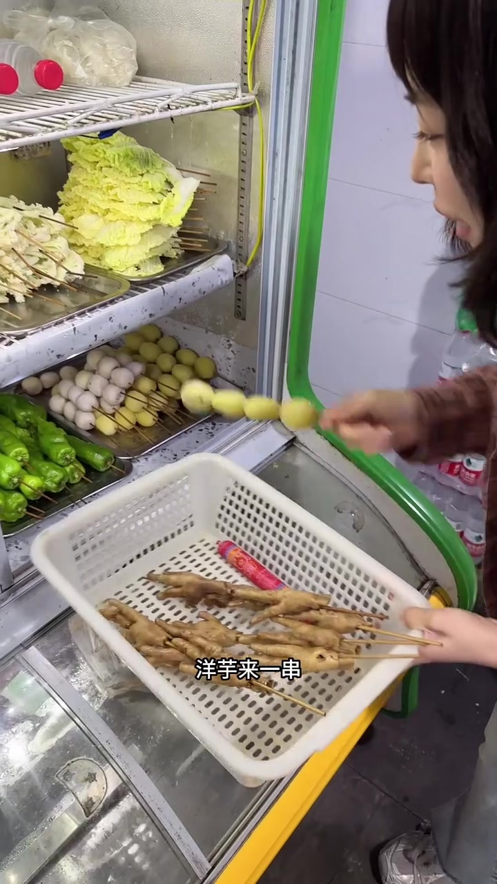 深夜在重庆南坪炫一顿小烧烤,软糯烤鸡爪泡椒烤鸭肠真的太巴适了