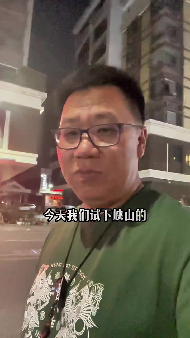 潮汕话叫沙茶酱叫“沙爹”,和马来文“SATE”是一个音,这款