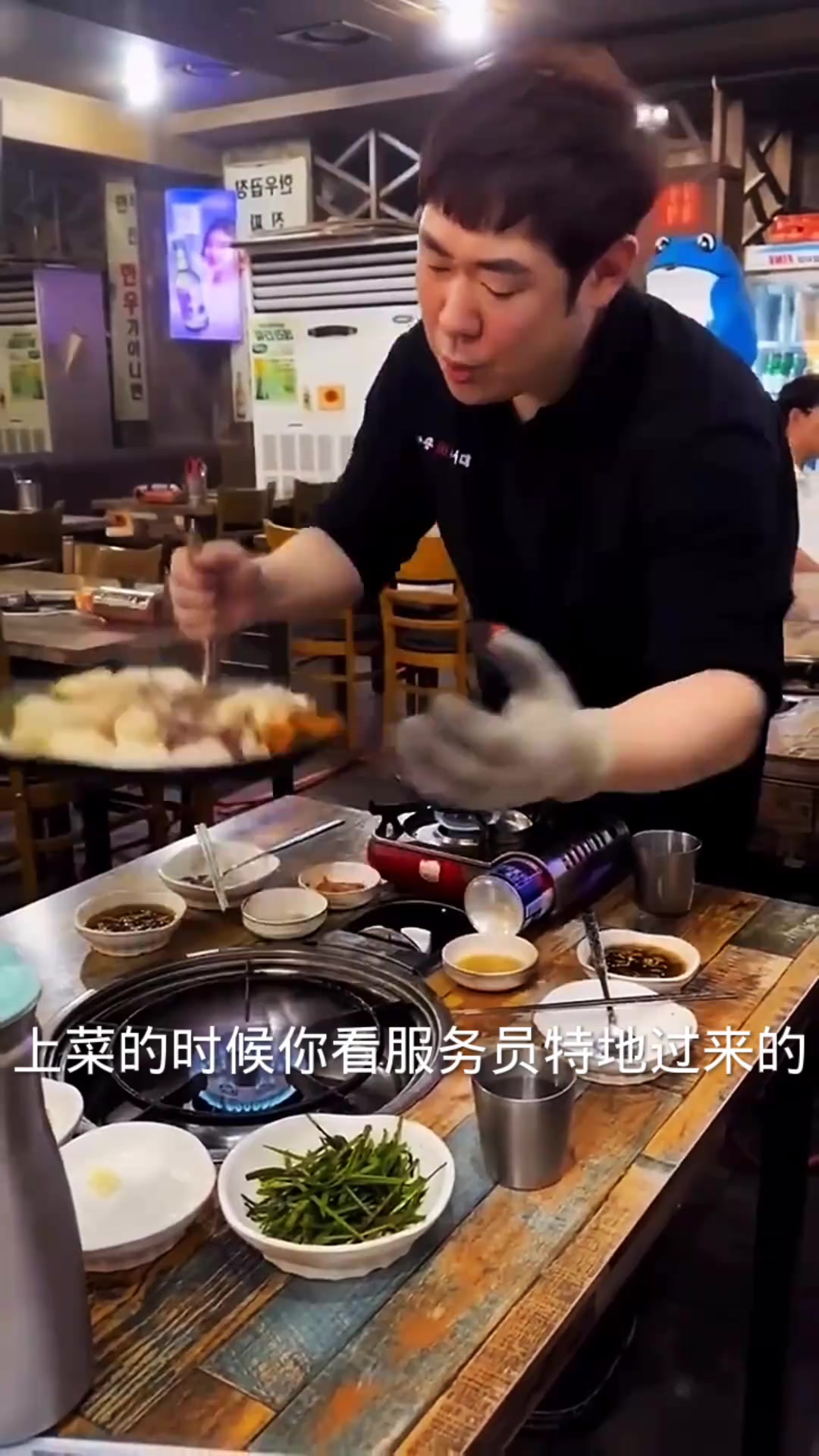 惊险的火焰美食体验:服务员手上着火上菜,菜品华丽却让人担心!