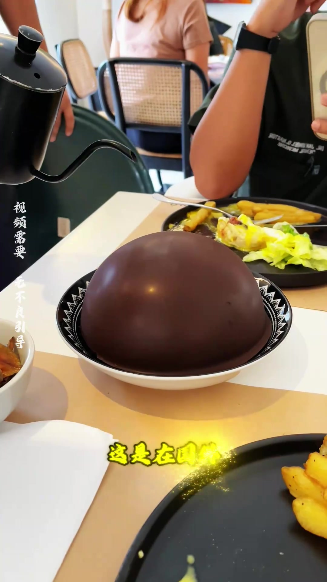 “热牛奶融化巧克力外壳,揭开美味粥的神秘甜品体验”