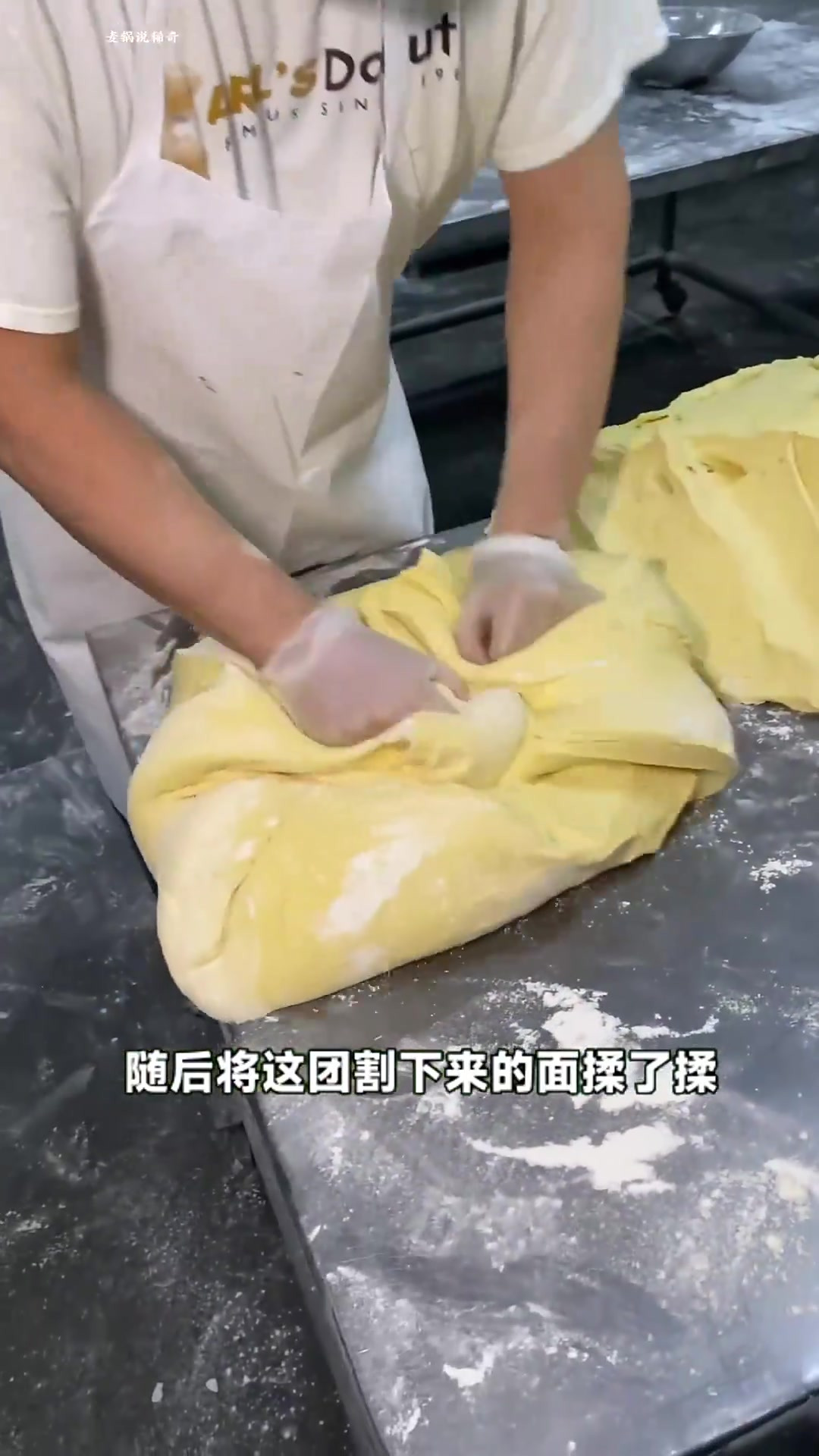 手工制作美味甜甜圈全过程，巧克力与草莓双口味诱惑来袭！