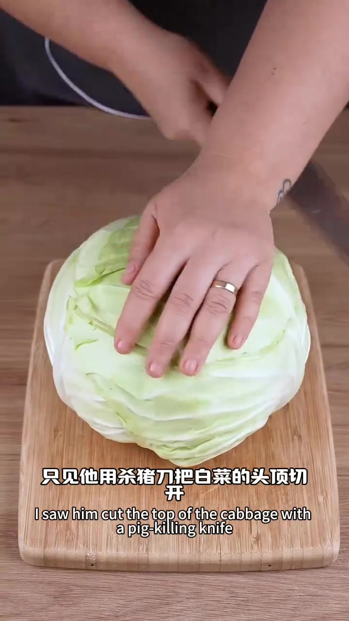 男人买来大白菜不吃,用来做生日蛋糕