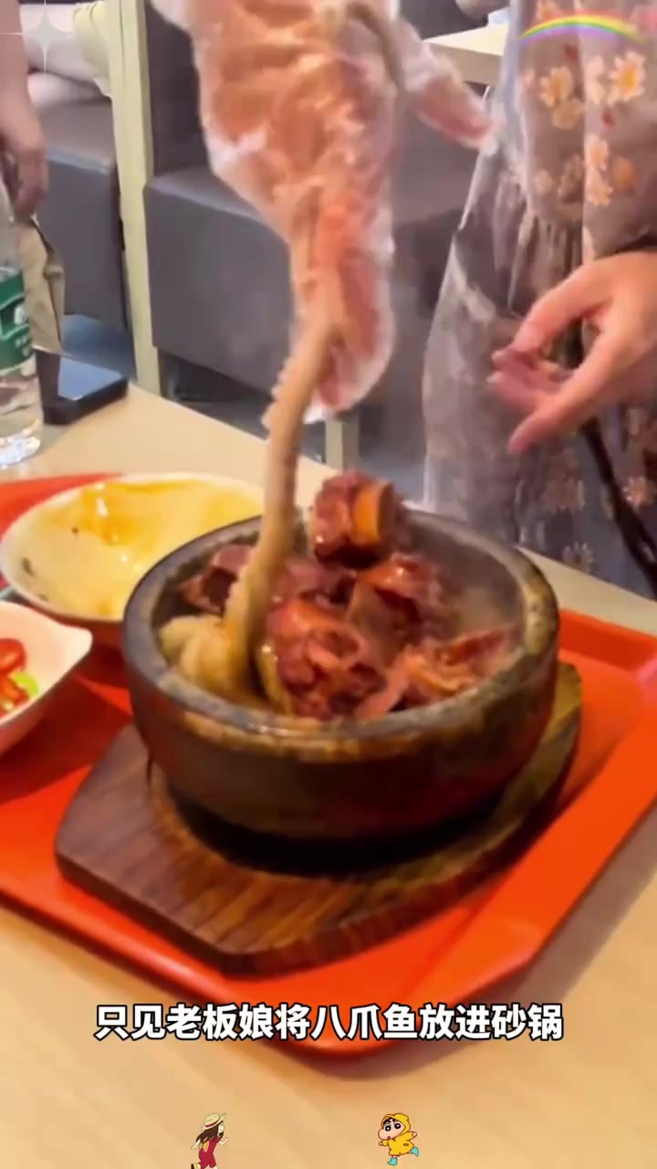 挑战味蕾!小伙女友的特色砂锅八爪鱼,美食背后的勇气与恐惧