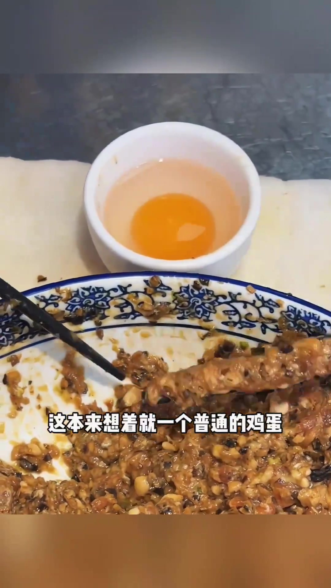 路边小吃摊惊现超大肉馅荷包蛋,真令人垂涎欲滴!