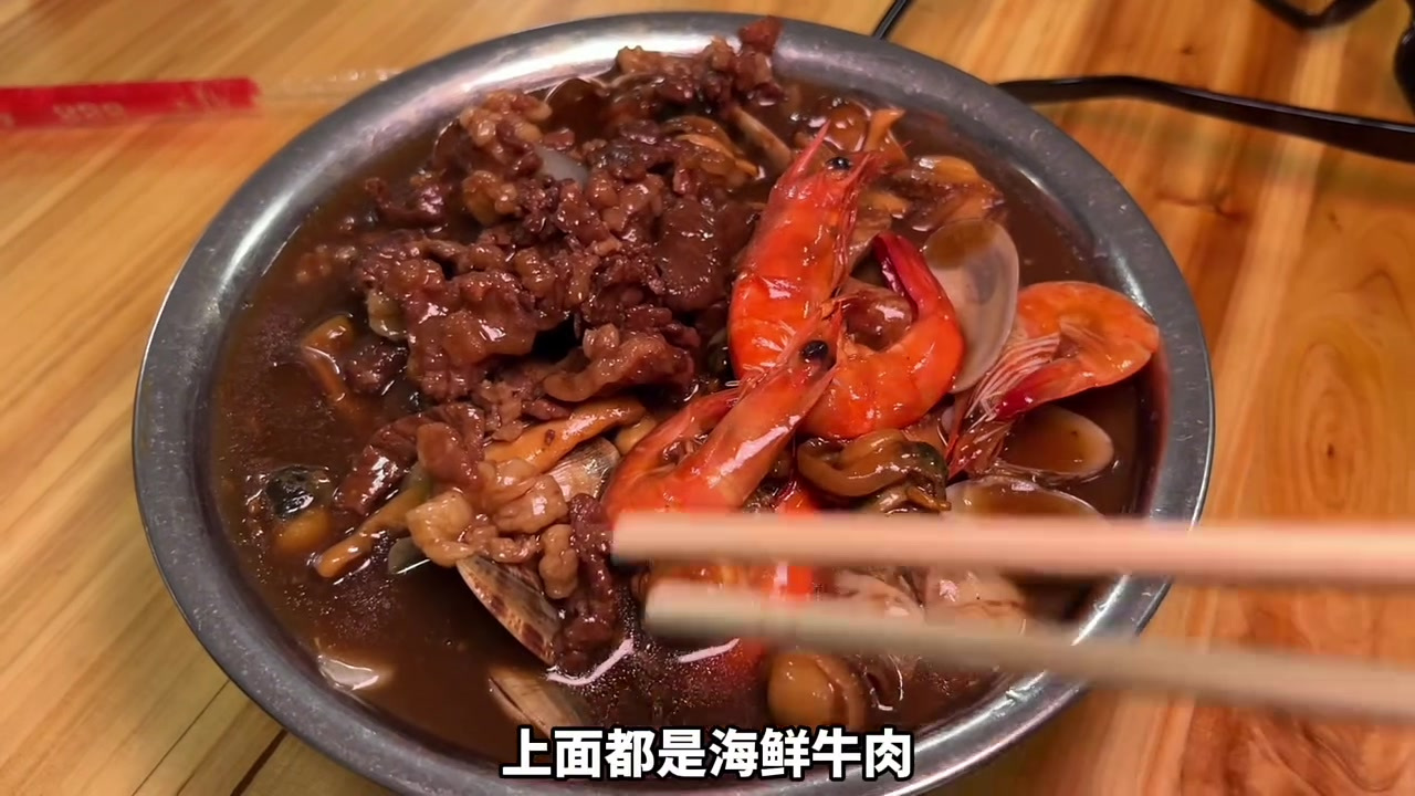 湛江街头黏糊「海鲜捞粉」!堆满海鲜嗦的好爽!