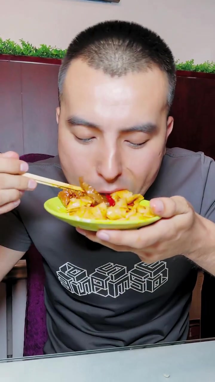 新疆挑战百元爆炒辣皮子皮带面