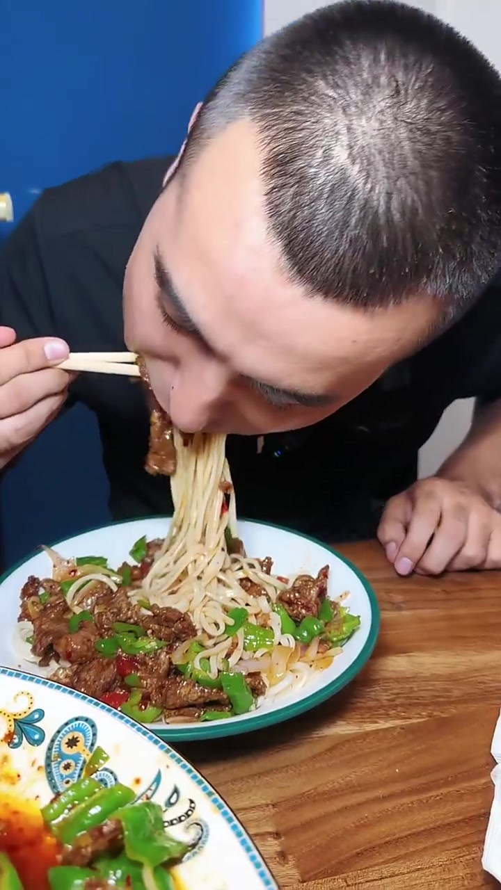 新疆吃一份一百块的过油肉拌面,我就一个字,攒劲!