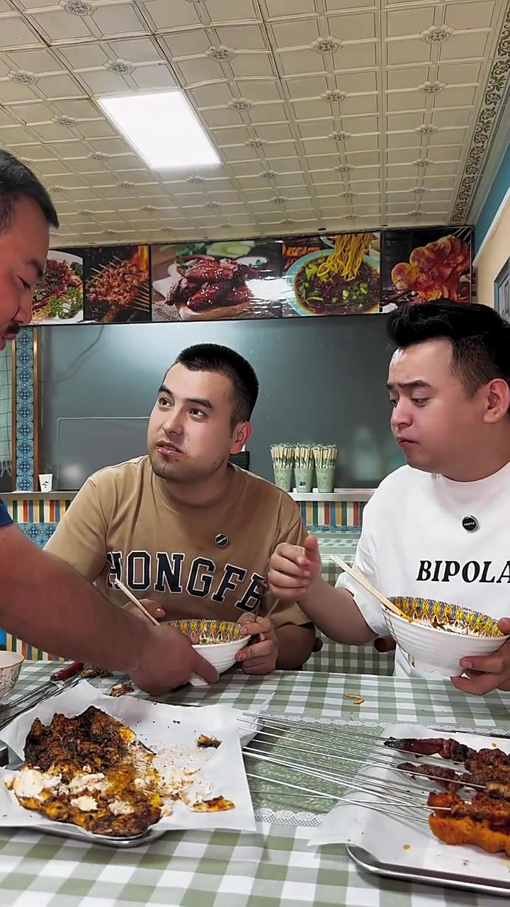 新疆肉香不怕巷子深,今天带艾力寻找箱子里的美食,黄面爱上烤肉