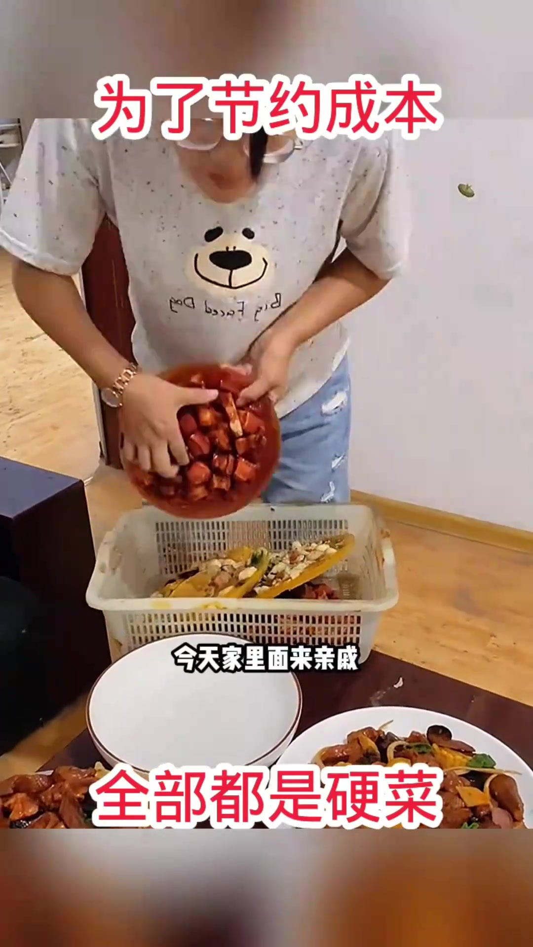 美女亲戚来访,竟将菜做成模型,节省成本却惹尴尬!