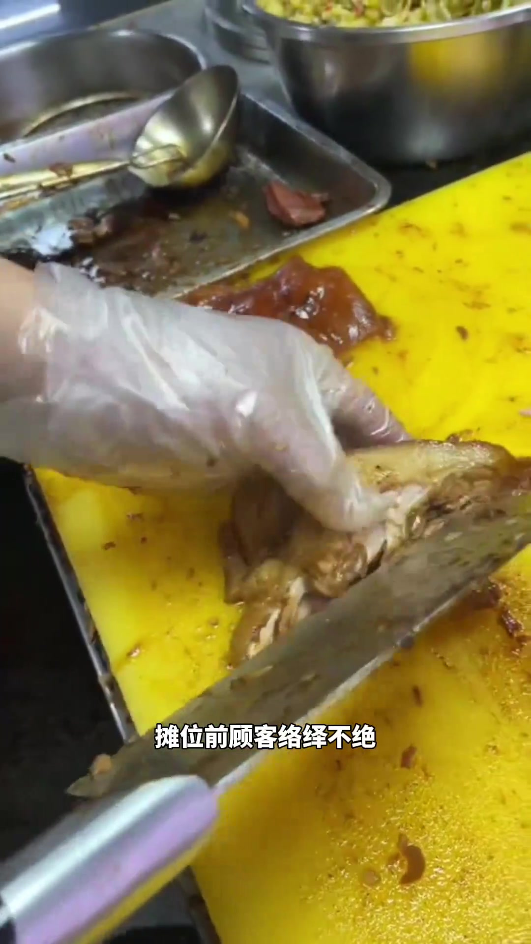 美食摊位引人驻足,诱人卤肉饭魅力四射,令人垂涎欲滴