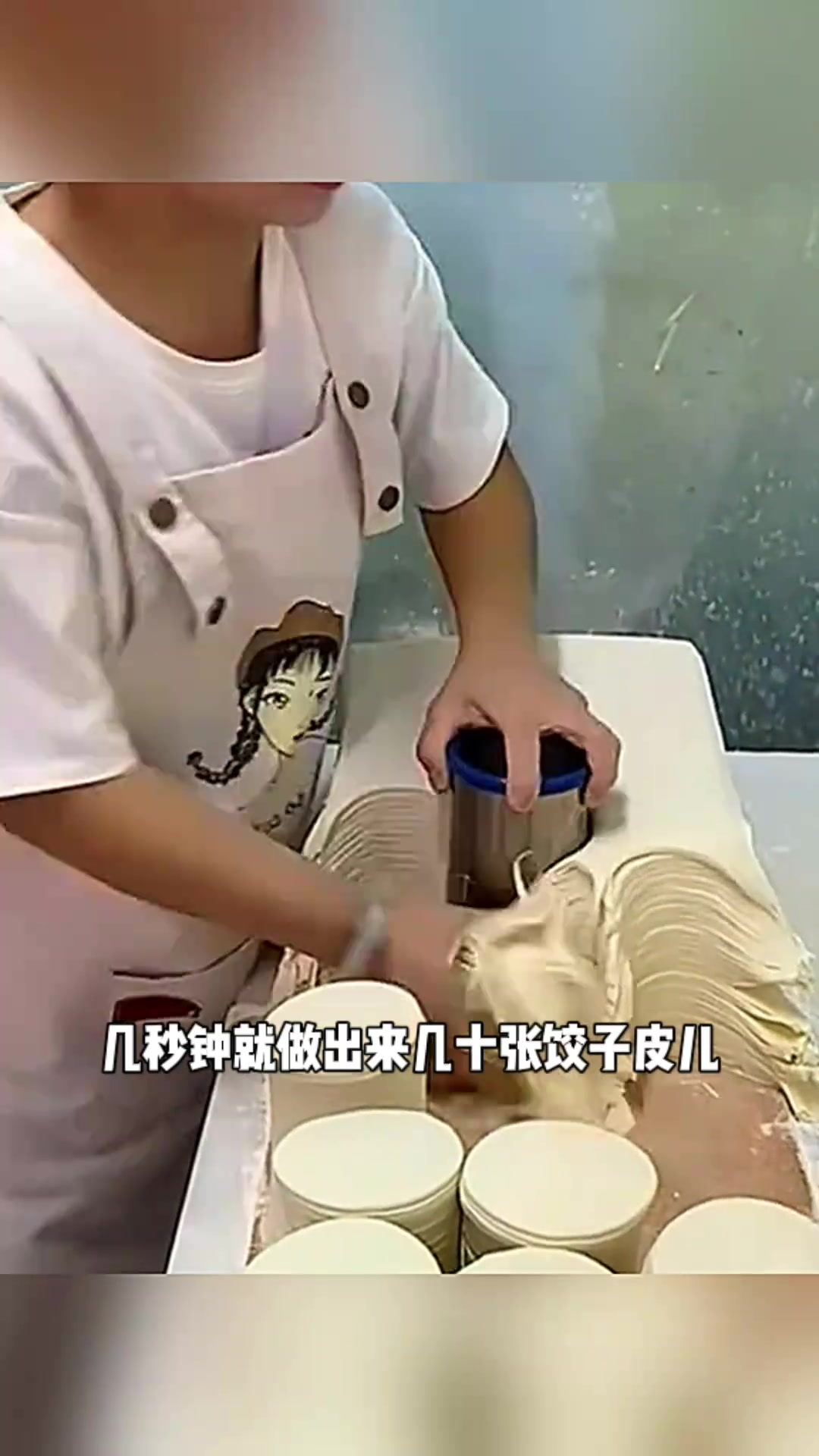 大姐饺子皮制作技巧惊人,轻松赚取理想收入与别墅生活