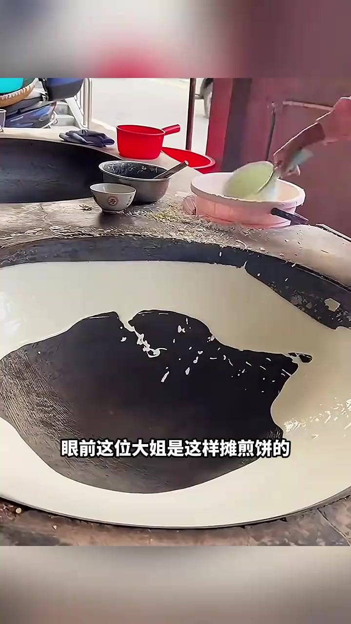 大姐的煎饼摊技艺令人惊叹,售价多少引发好奇!