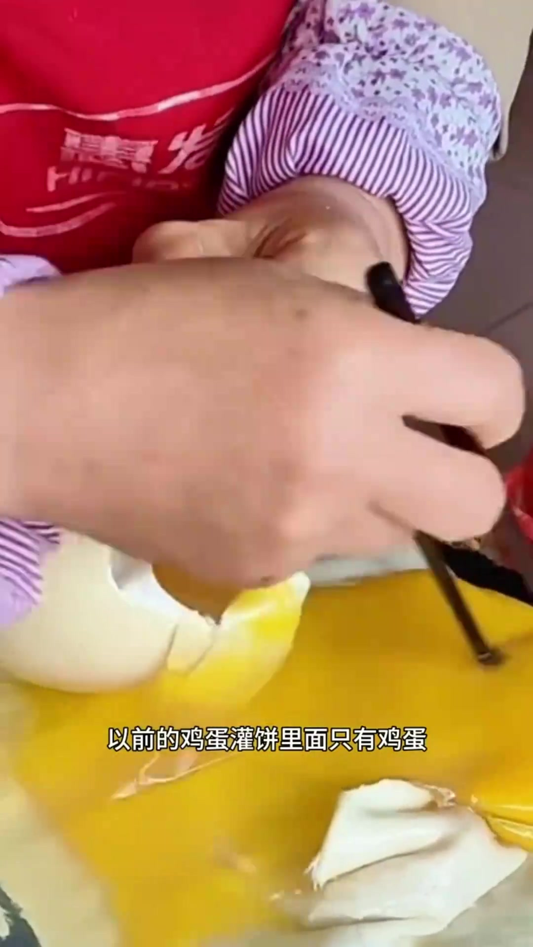 “创新鸡蛋灌饼:阿姨挑战鸵鸟蛋,风味升级引发食客惊叹”