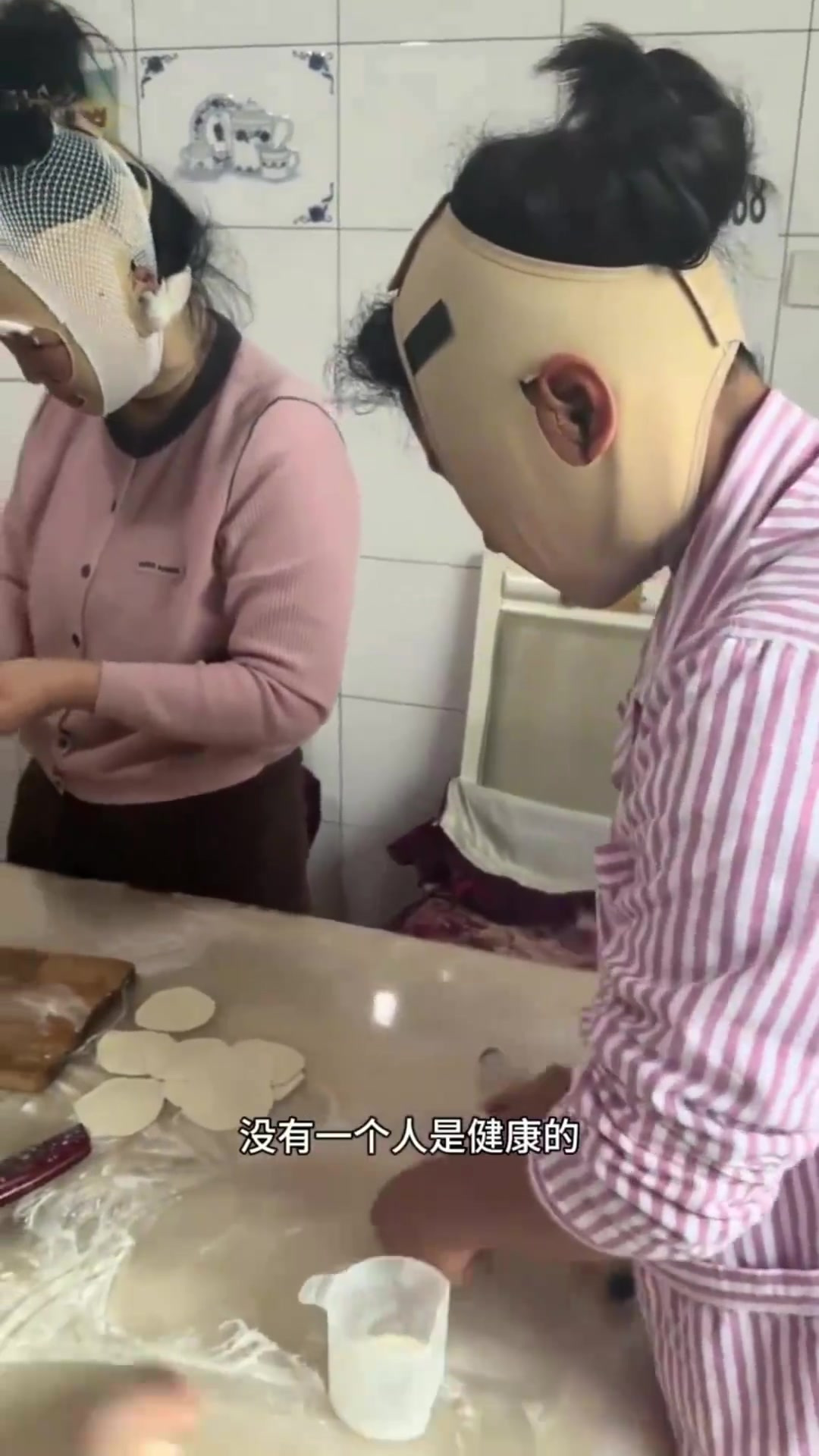 家族团聚的奇异场景:受伤之人淡定包饺子,似乎刚经历血战