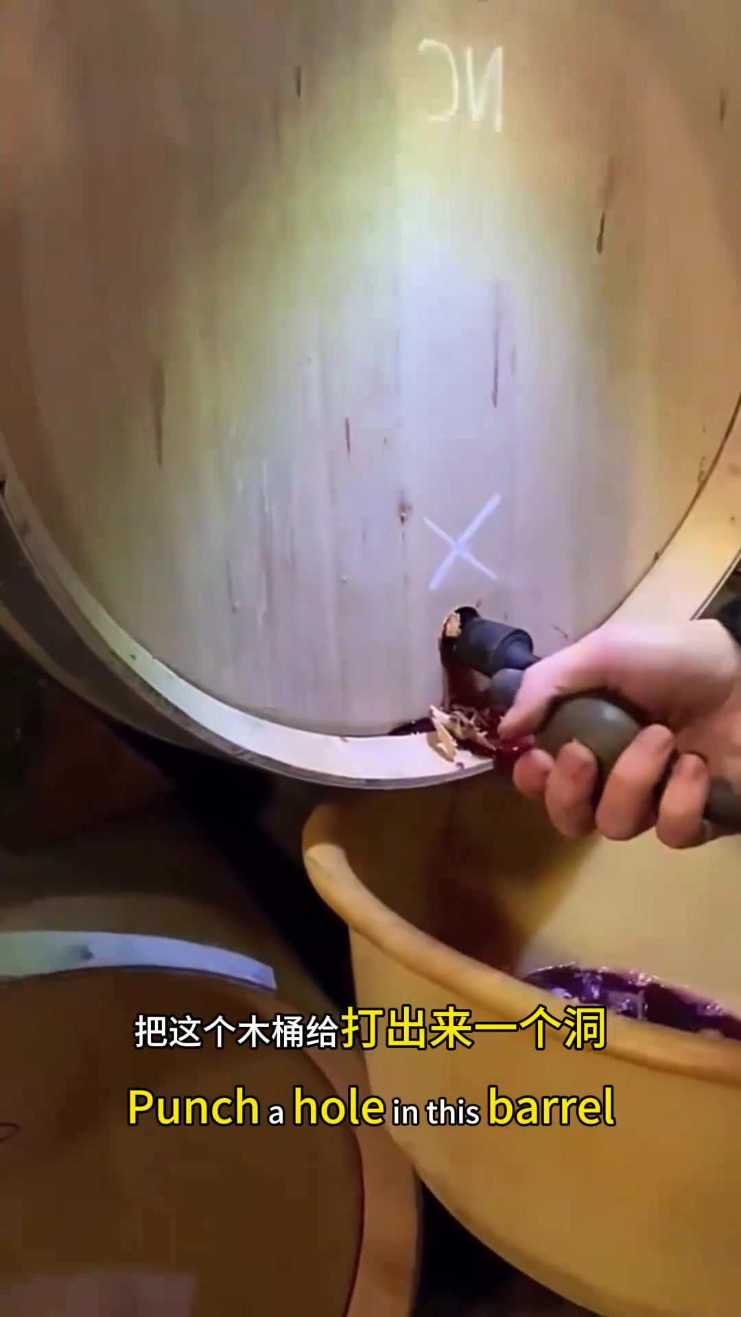 法国葡萄酒庄的特殊技术:开酒桶的小秘密