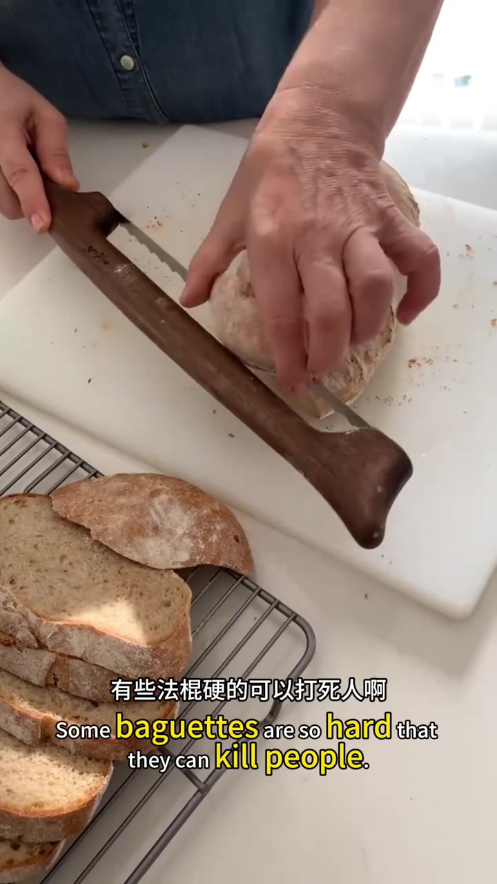 法国人爱吃法棍,巧制锯子切面包,完美切割引人注目