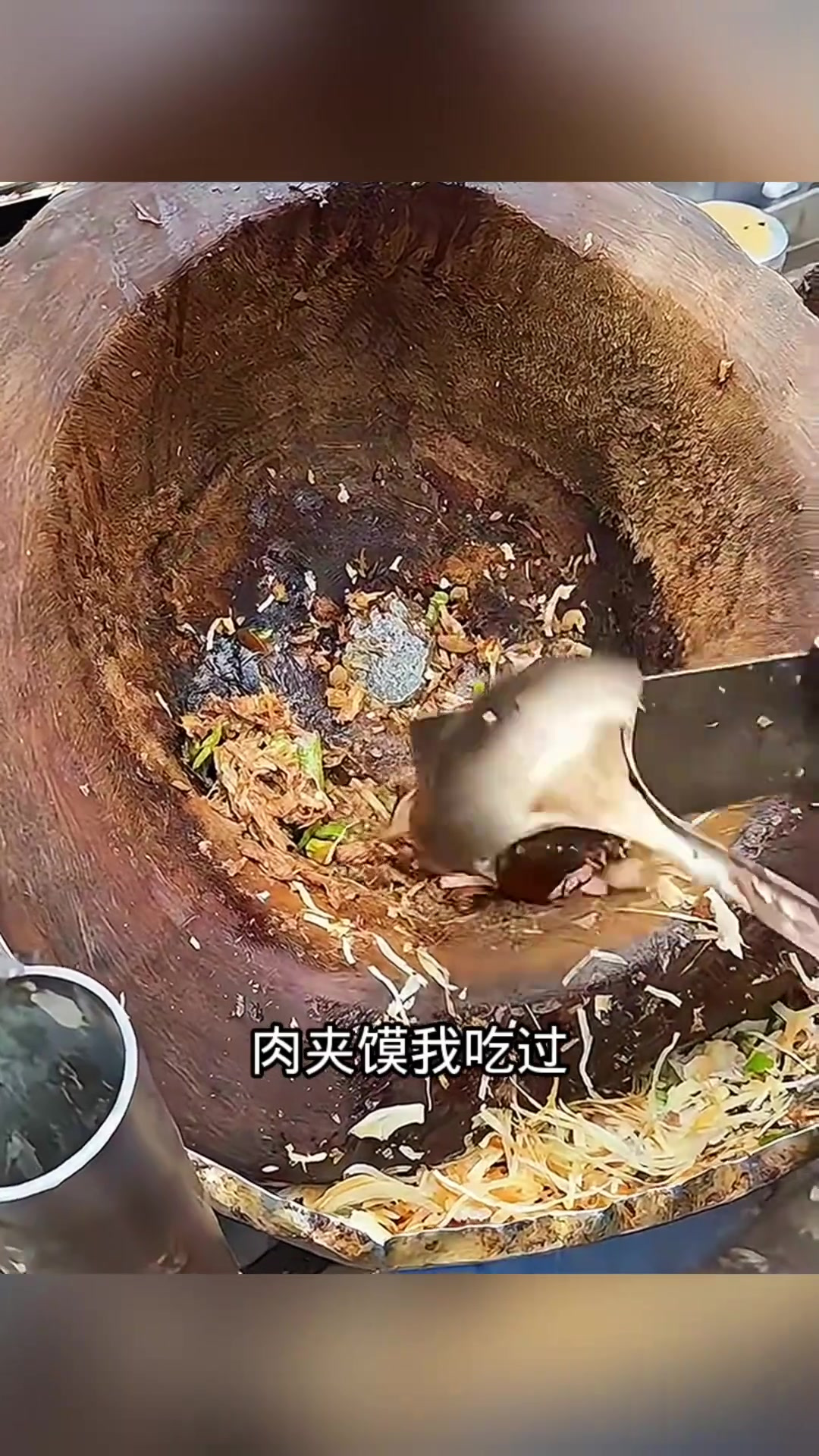 “巨大案板竟成肉夹馍的主要成分,简直让人难以置信!”