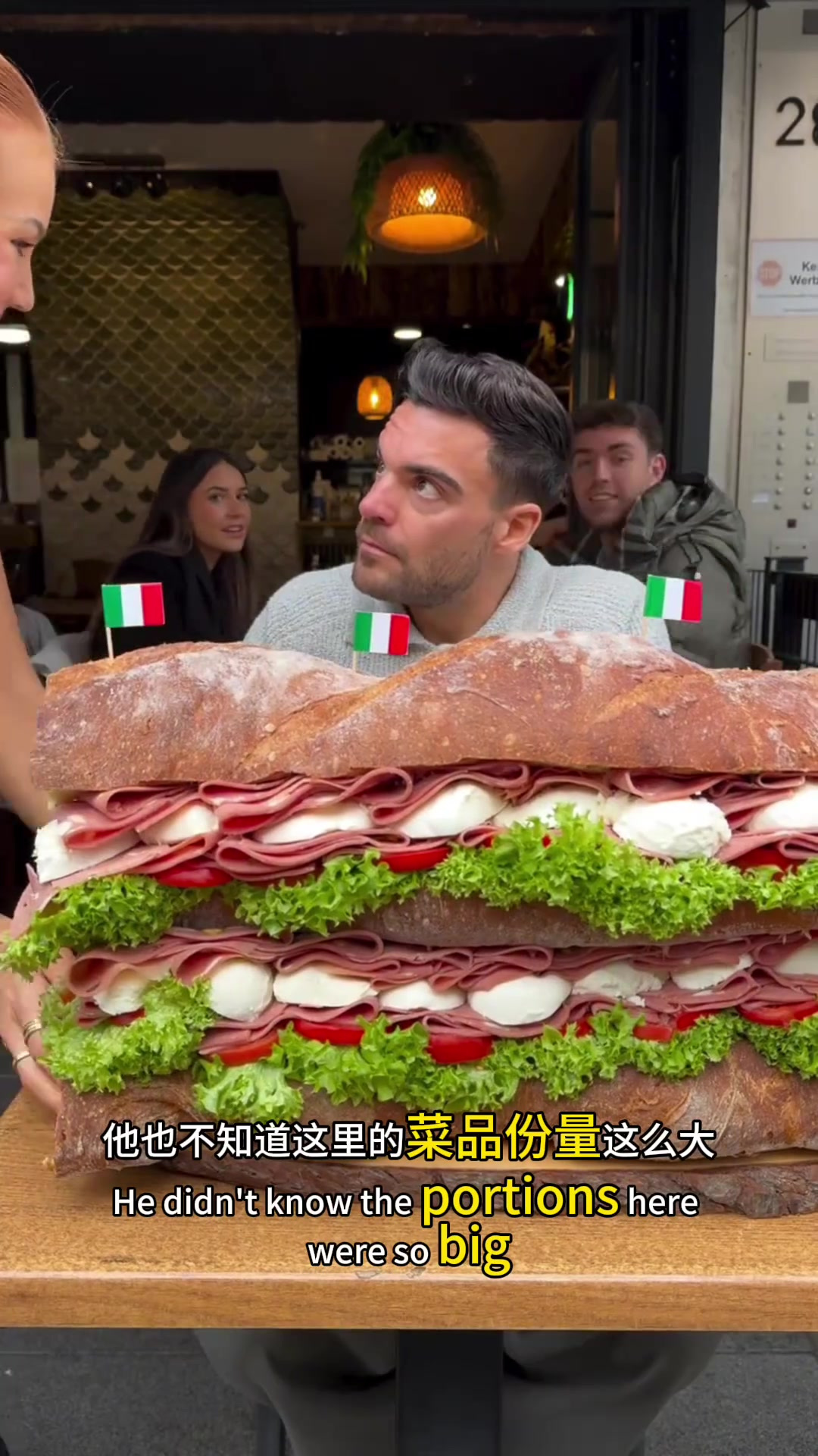 外国小哥初尝巨型面包,惊讶不已难以应对大份量餐点!