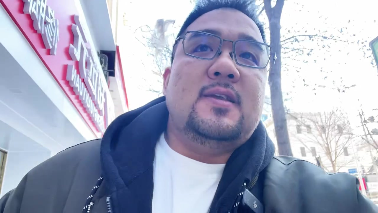沈阳让老爸尝尝不一样的,虽然有些吃不惯,但他还是挺开心的