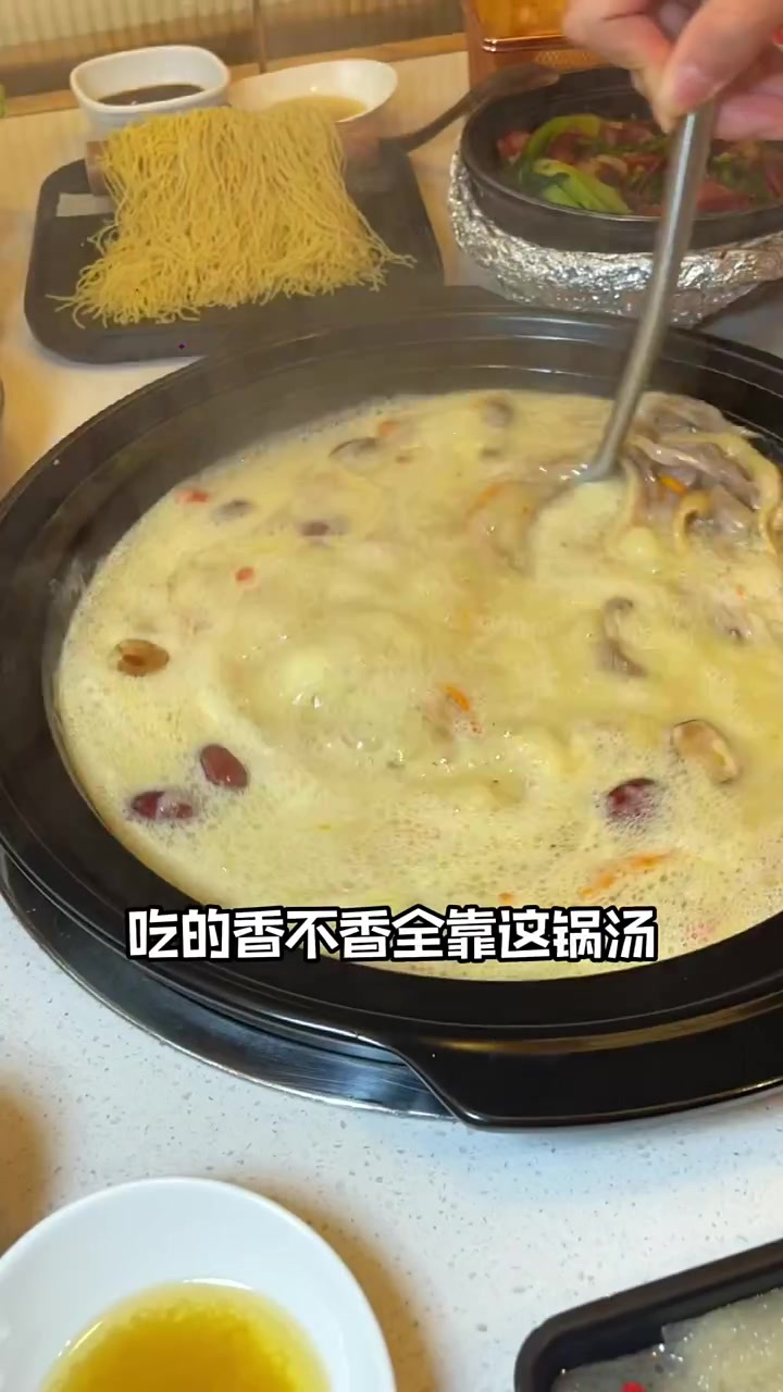 在开封能让你放弃辣锅的火锅店估计不多,但猪肚鸡火锅肯定算其中