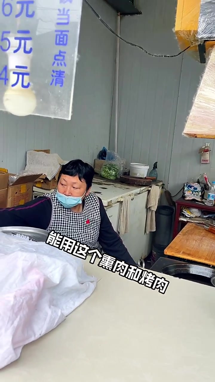 在开封书店街开了十几年没有门头的的熏肉饼,6块钱一个,还可以