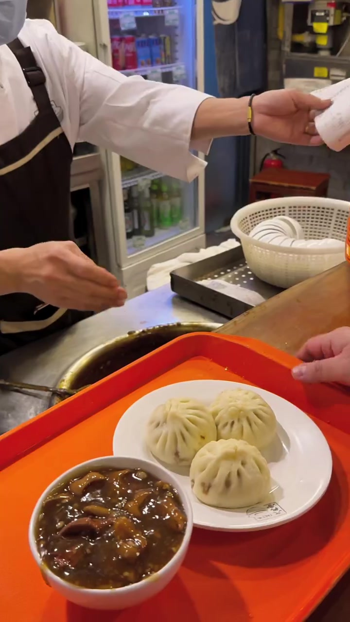 在北京老北京的炒肝和包子还是得去老字号吃才地道!