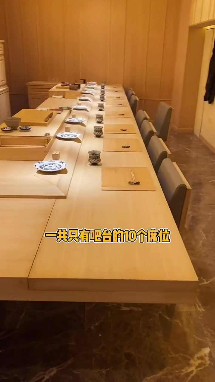 满是LV的寿司店!