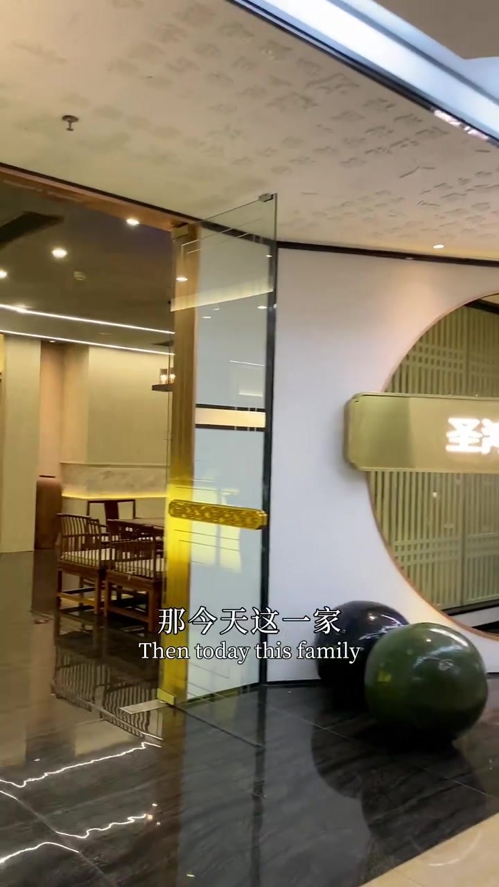 潮汕大排档的各种经典菜杂鱼煲、汕头蚝烙、经典排骨春菜煲、潮汕