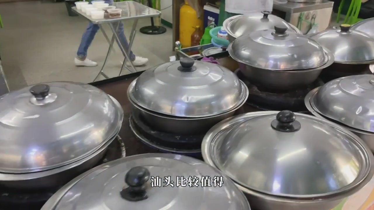 来潮汕旅游的美食攻略藏在金平区小巷子里的潮汕特色小吃甜汤。糯