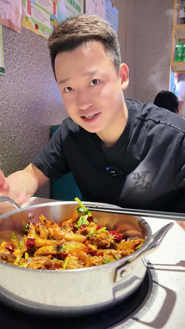 这不纯纯就是一锅两吃吗,又能吃鸡又能吃虾