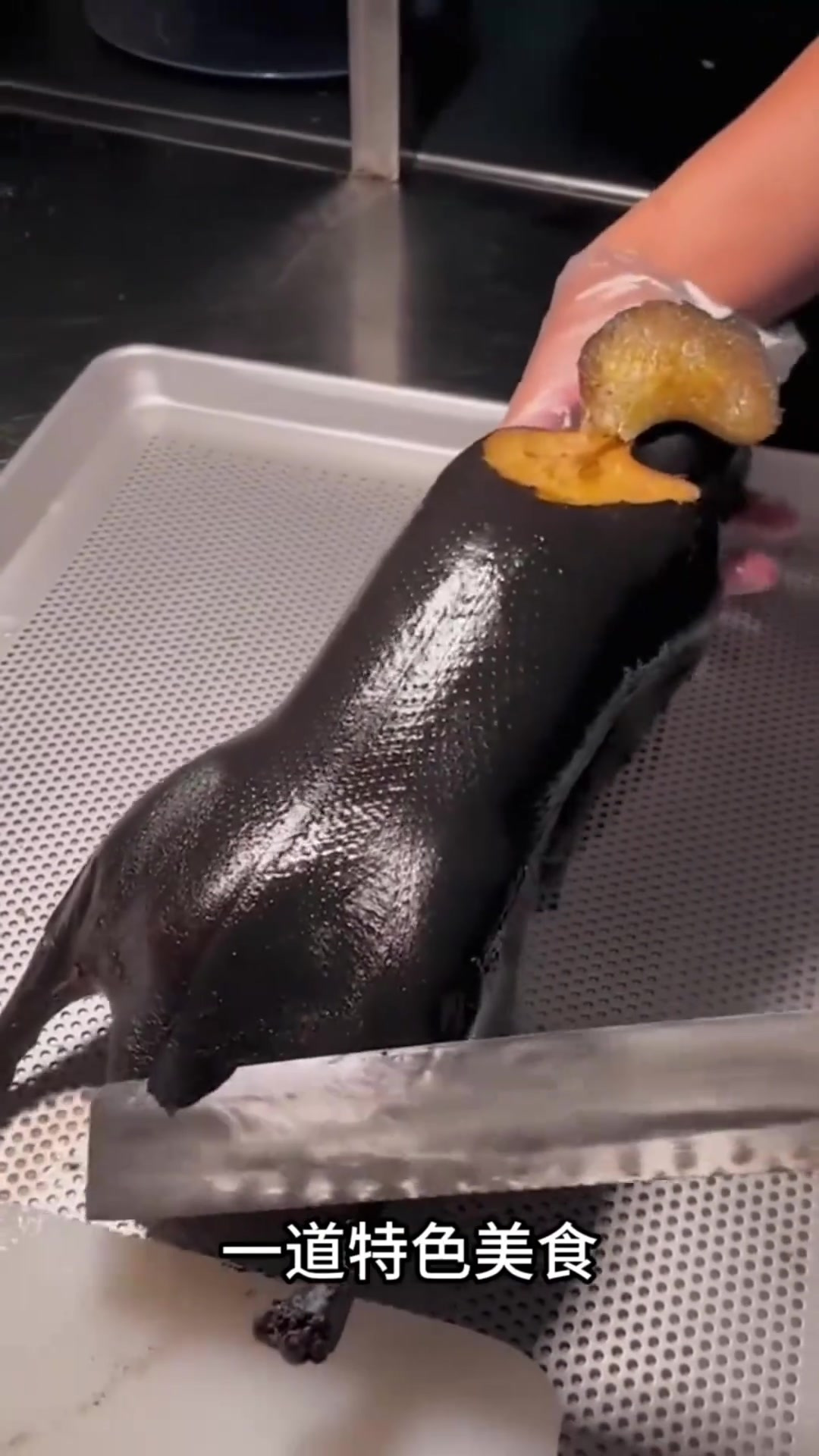 惊艳的黑色美食:老友聚餐遇上神秘鸭子,究竟是什么?