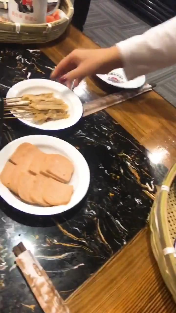 吉林千山路小胡同里的市井火锅,推荐麻辣牛肉、耗儿鱼、小鸡肉
