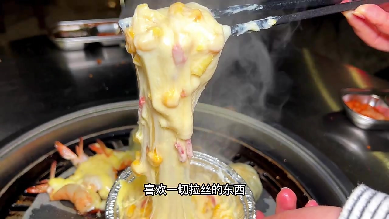 石坪桥路边云南烤豆腐,巨巨拉丝芝士裹包子,我可太爱了!