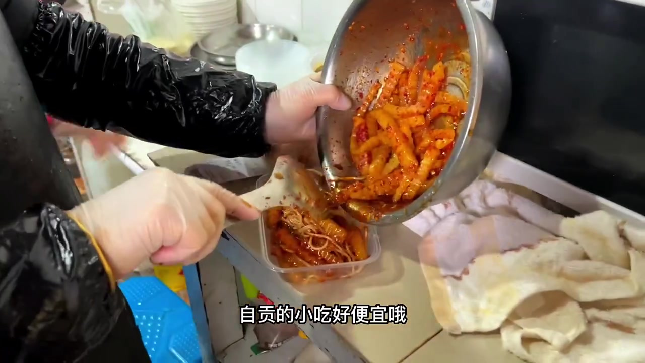 重庆自贡街头小吃,开了四十年的锅盔夹凉粉,糯米稀饭,叶儿粑!