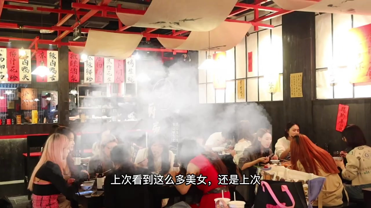 重庆我太喜欢这家中式酒馆了,随手一拍冷白皮氛围感大片!