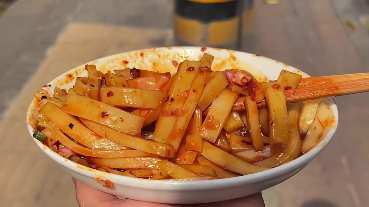 重庆喜欢夏天的理由,爆辣黄凉粉,酸甜粗凉面,牙膏味冰粉凉虾!