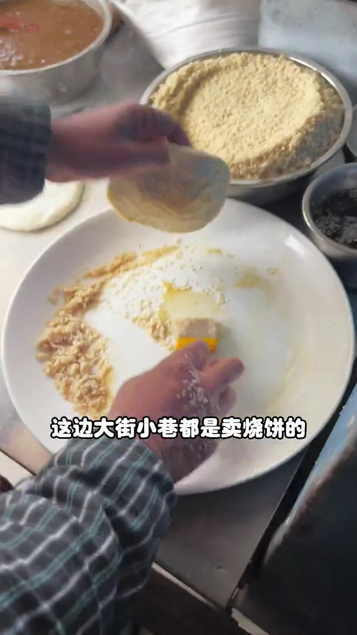 凭借着打烧饼供养两个大学生的大叔,真的很了不起