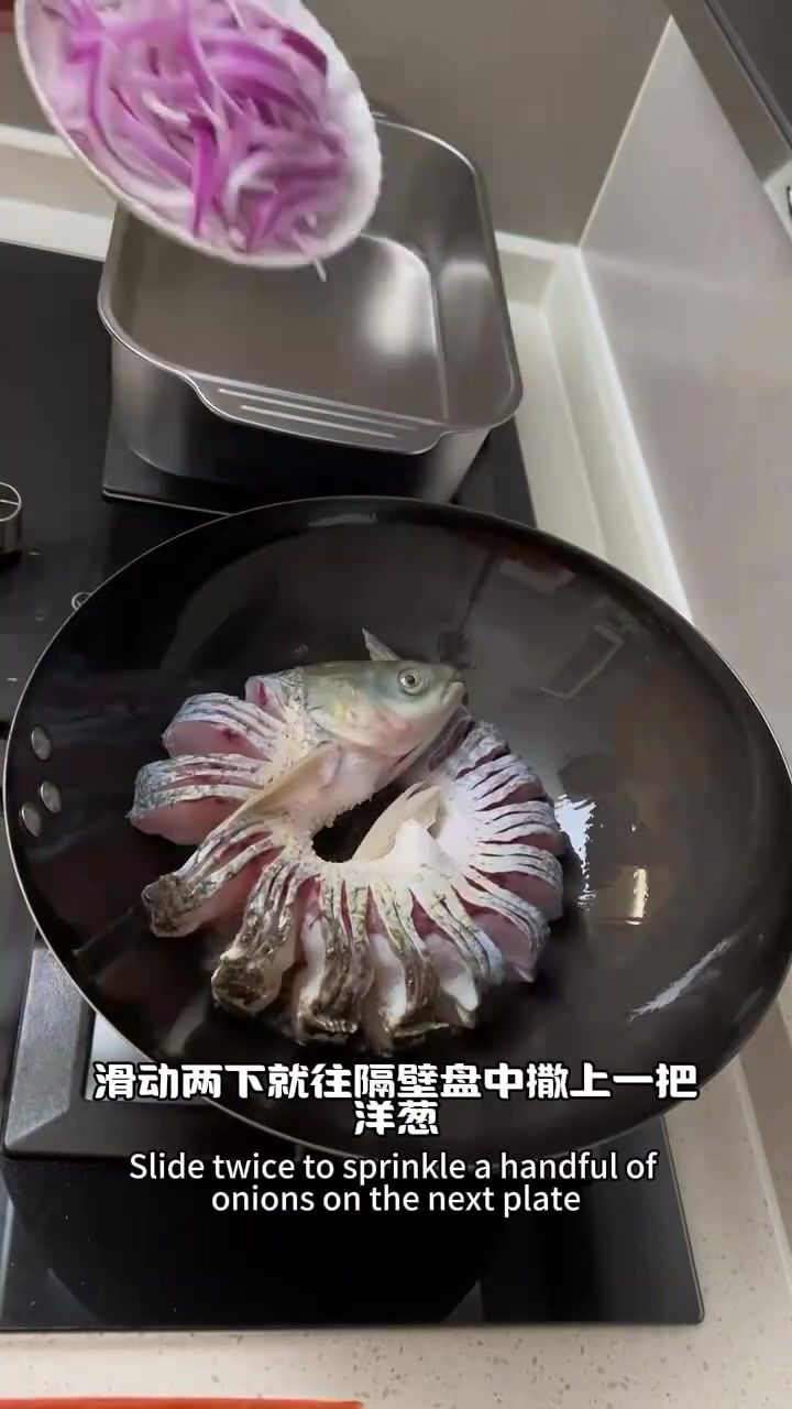 绝妙厨艺:她用大鲤鱼和五花肉做出香辣美味的烤鱼大餐